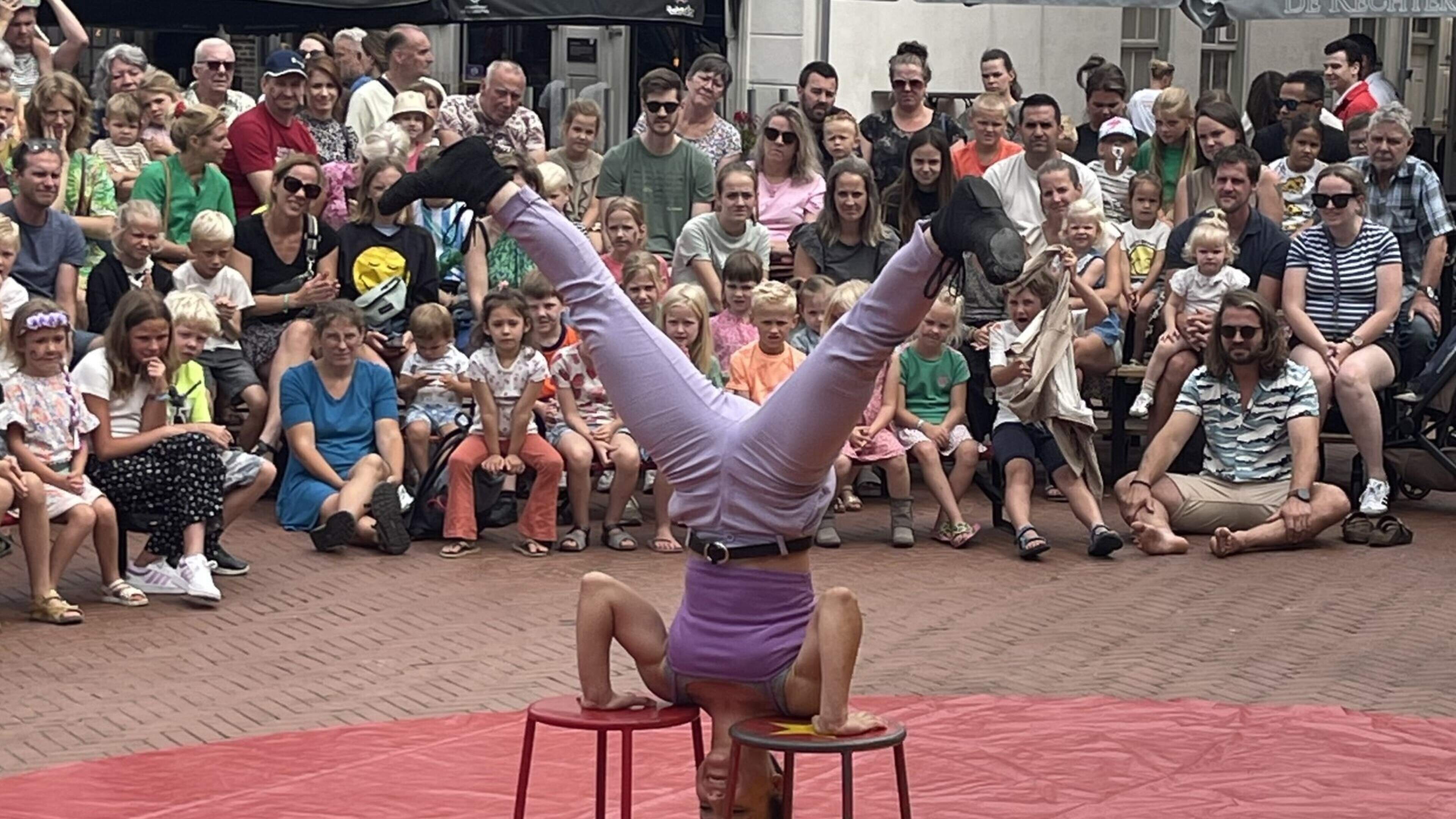 Circus Snor zorgt op het Vestingfeest van 5 augustus voor hilariteit en vermaak